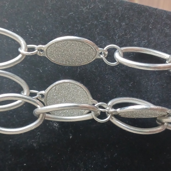 Women’s silver-tone necklace, 14"-16" drop - Picture 2 of 4